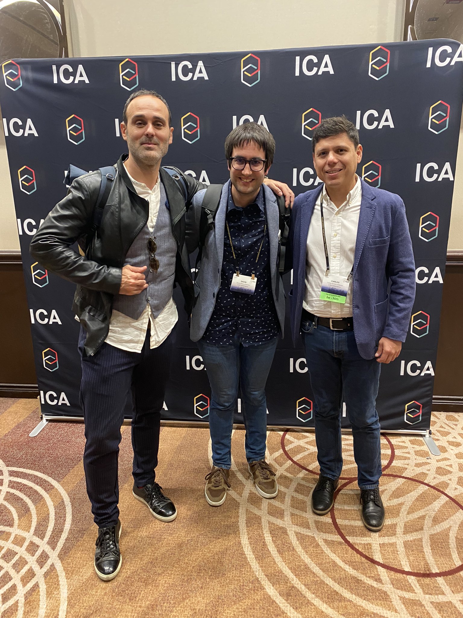 Martín Oller Alonso con colegas ante el panel de la ICA